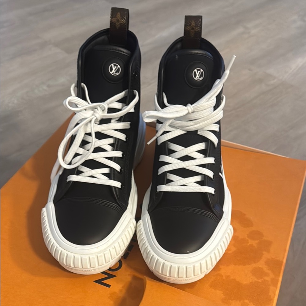 Louis Vuitton Black and White Sneakers - Picture 7 of 8